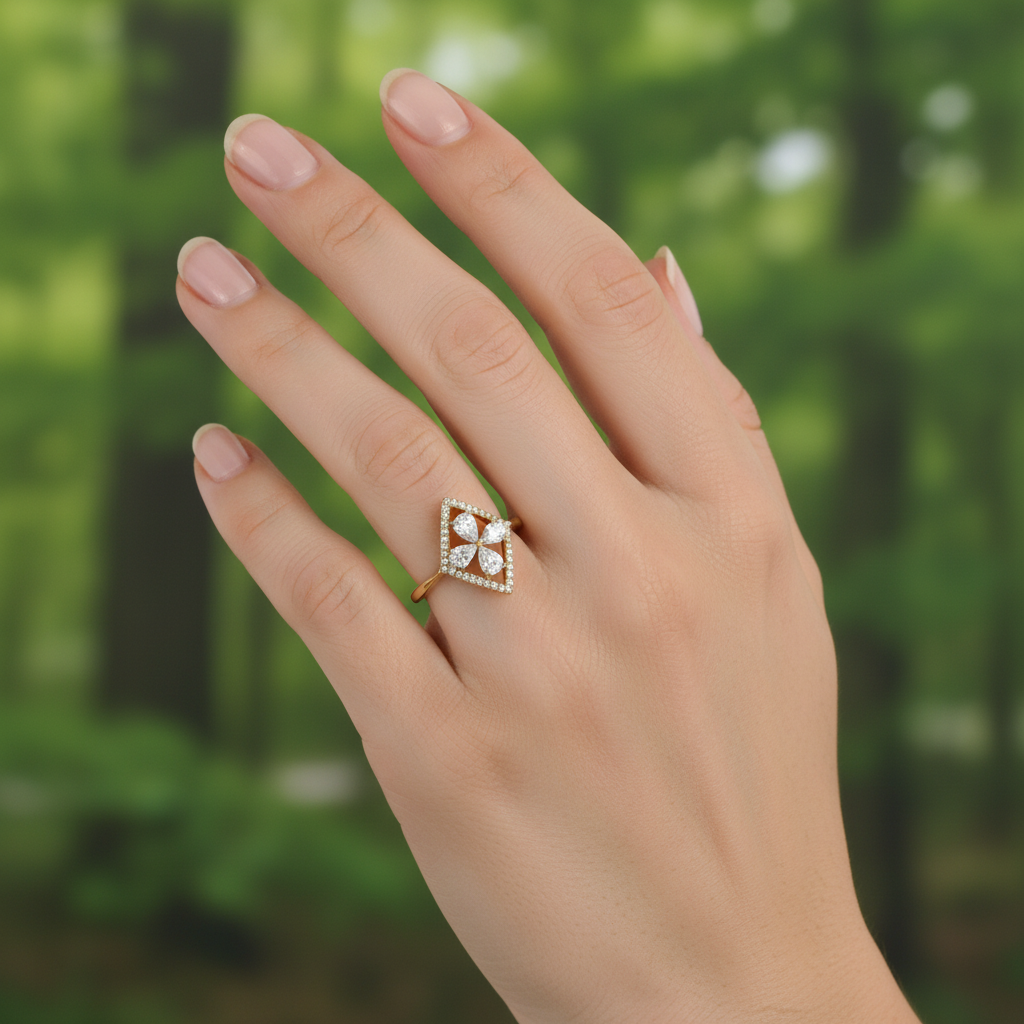 anillo de rombo con flor de pétalos marquesa