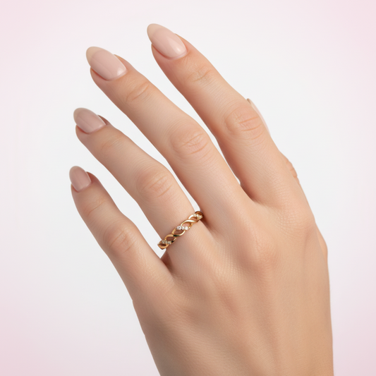 anillo de torsión con piedras