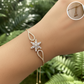 pulsera de flor con alas abiertas