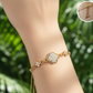 pulsera de flores con trébol central pavé