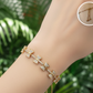 Pulsera ajustable de moños brillantes