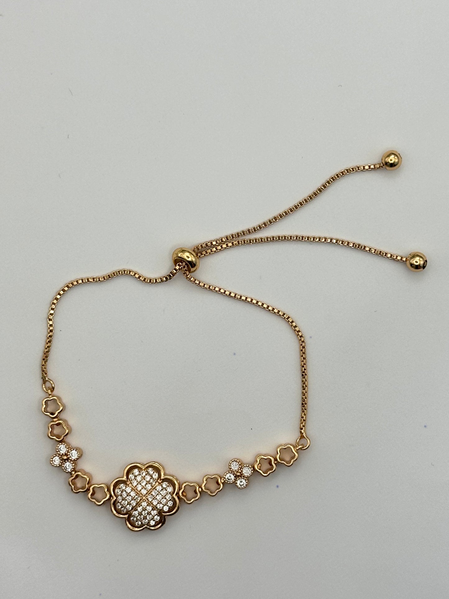 pulsera de flores con trébol central pavé