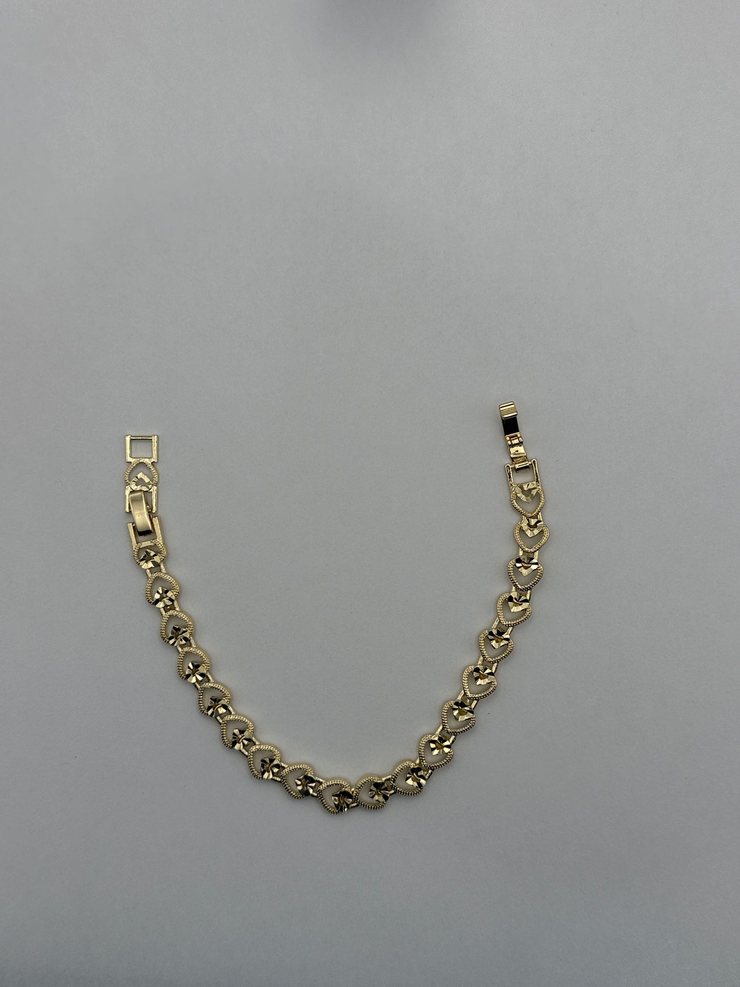 Pulsera de Corazones Calados con Corte Diamante