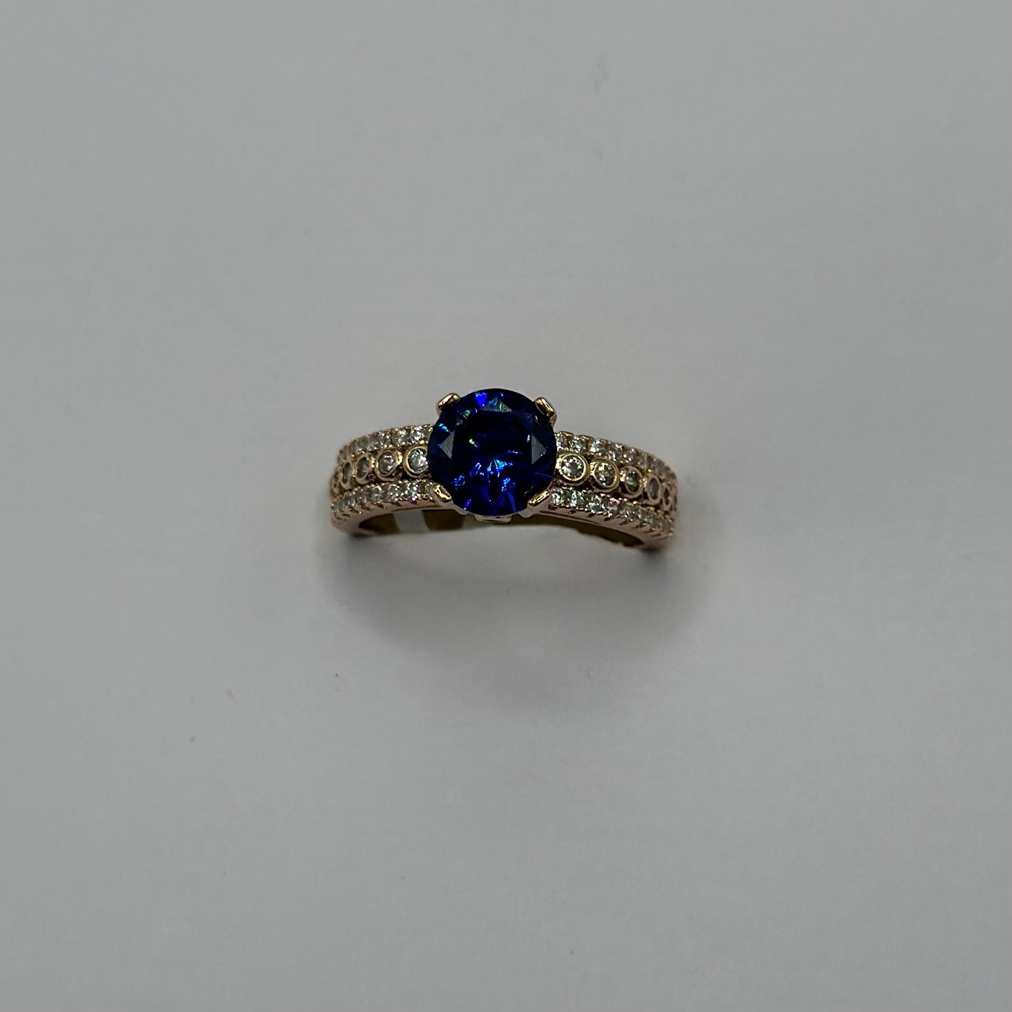 anillo zafiro azul row pave