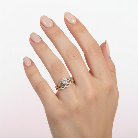 Anillos solitario con banda entrelazada