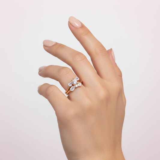 Anillo solitario con halo de marquesas