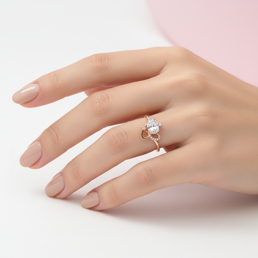 Anillo con motivo de corazón y piedra oval