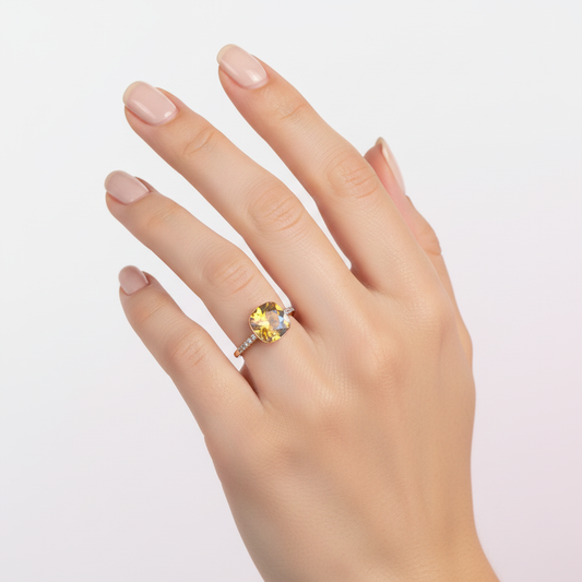 Anillo solitario oval con piedra amarilla y banda pavé