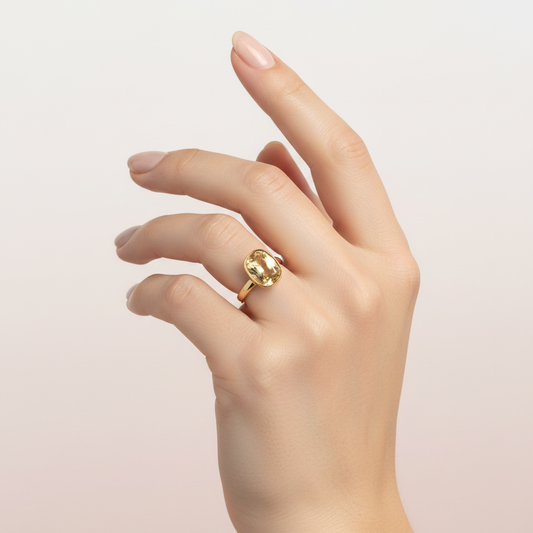 Anillo solitario cojín bezel con piedra amarilla pálida