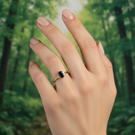 anillo baguette negro con zirconia lateral