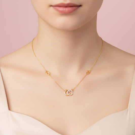 collar con dije de doble C con zirconias
