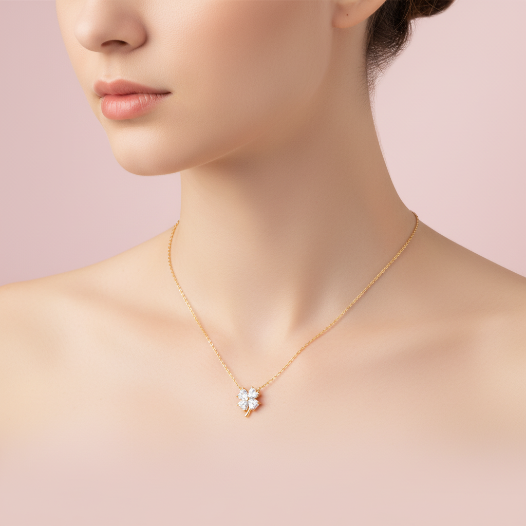 collar de trébol de cuatro hojas con piedras